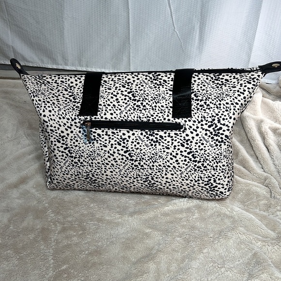 Mali & Lili Weekender Duffel Overnight Bag - Cream and Black Leopard Print - Picture 4 of 9